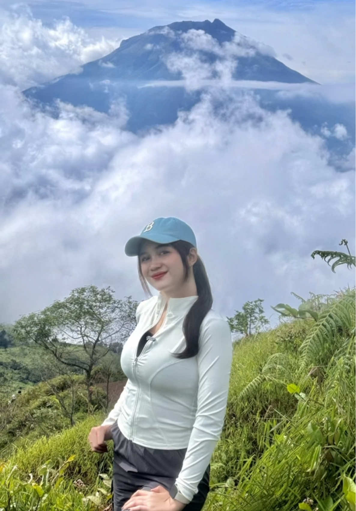 dua gunung walaupun berbeda tapi tetap memiliki keindahan yang sama😍🏔️⛰️ #fyp #gunung #duagunung #sindorosumbing 