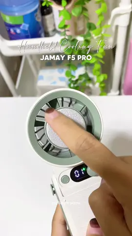 Kipas angin portable dari @JAMAY udah ada fitur cooling nya👀❄️💫 anginnya kenceng dan gak berisik, dingin sedingin pakai AC. Kapasitas baterai 8000mAh jadi bakalan awet bgt. Yuk samaan‼️ #kipasangin #kipasanginportable #kipasmini #coolingfan #handheldcoolingfan #jamayf5pro 