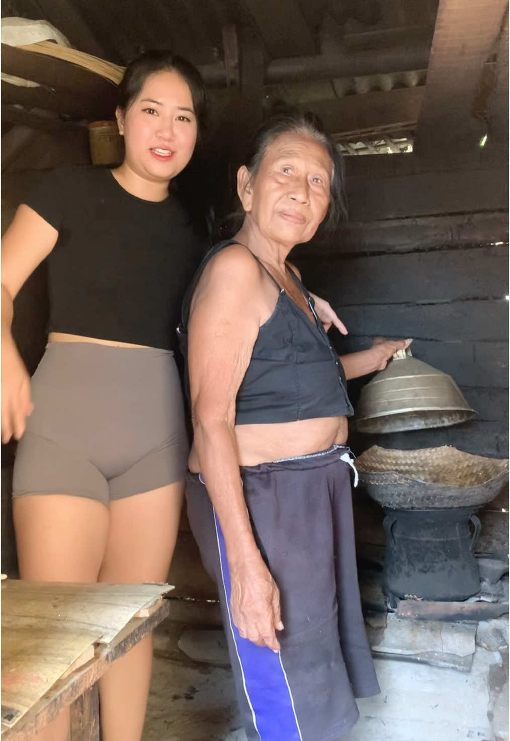 walaupun ada dapur modern, nenek2 tetep punya dapur traditional , tetep ngukus nasi walaupun ada magicom 😄