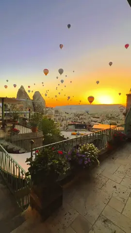 Every sunrise tells a new story ✨🎈 #cappadocia #HotAirBalloon #cappadociatravel #TurkeyTravel #CappadociaGuide #DateofTravel #CappadociaTips 