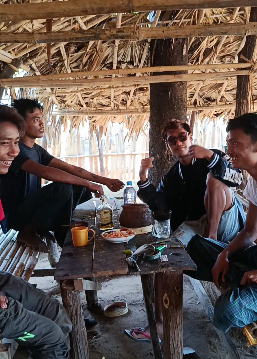 ကဲဲ..နေပီဗျာ.ဘော်ဒါတွေစုံတုံးလေးး...😬😬အမှတ်တရ 😇😍😍😍@@###