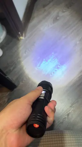Đèn pin với nhiều chế độ đèn, ánh sáng mạnh có màn hình led hiển thị pin dễ dàng sử dụng tiện lợi #xuhuong #congnghe #qyt #denpinsieusang 
