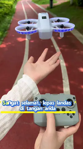 Kakak saya yang berumur 11 tahun boleh bermain dengannya. Ia sangat selamat dan tidak akan menyakitkan jika dia bermain dengannya di tangannya. Ia sangat menarik dan drone mini mudah dikendalikan.#dronebeginner #dronetok #dronemurah #conpeftdrone #brushlessmotor #dronetahanlasak #dronestabil#dronemalaysia#drone#children#toy #droneshot #droneshow #Gameworld #fyp_ 