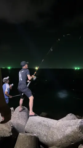 Câu cá giải trí ở bờ kè Dinh Cậu. #thúvuitaonhã #islandlife #islander #phuquoc #island 