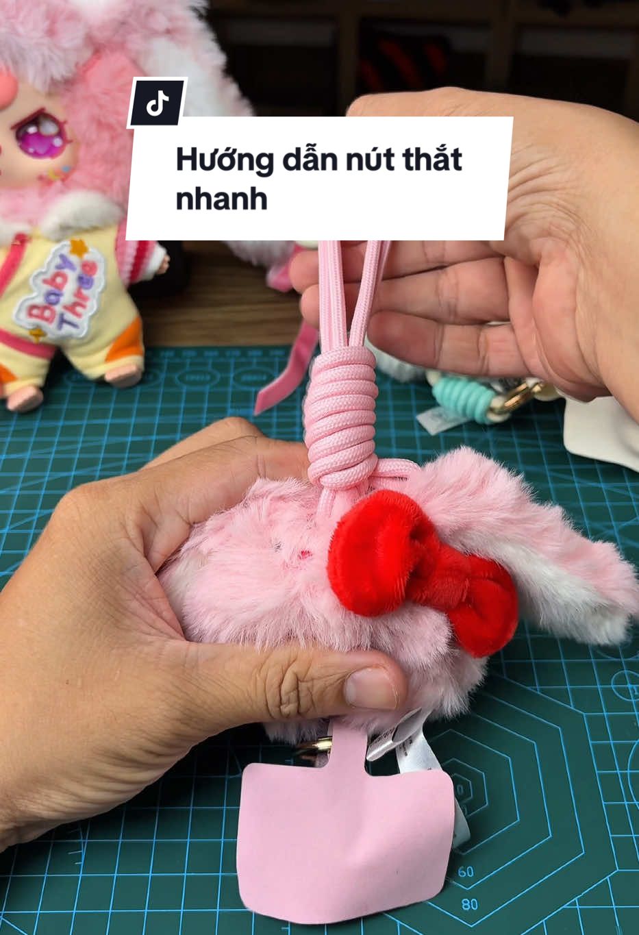 Hướng dẫn nút thắt rút ngắn dây treo điện thoại cực nhanh, rút ngắn babythree dây đeo điện thoại #LearnOnTikTok #babythree #babythreedaydeodienthoai #phucphephonreview 