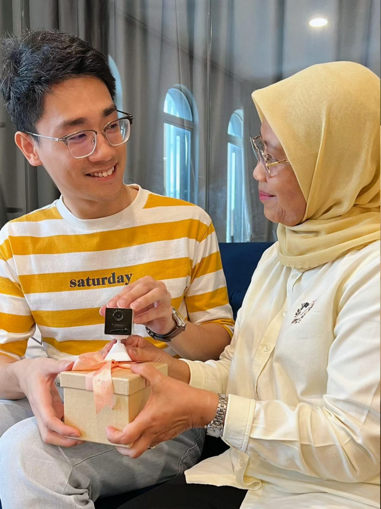 Stay close, even when you're apart. #LoveKnowsNoDistance with EZVIZ CB2 4G💙📷 #smarthome #smartliving #homesecurity #smarthomeappliances #cctvmalaysia #securitycamera #EZVIZ #EZVIZMalaysia