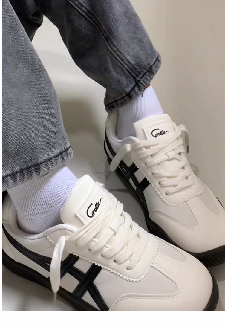 grab this while on stoocckkk! the best toooo!! @COROLLA Shoes Shop🤍👟 #corollashoes #rubbershoes #whiteshoes #fyp #flatshoes #unisexshoes #sneakers 