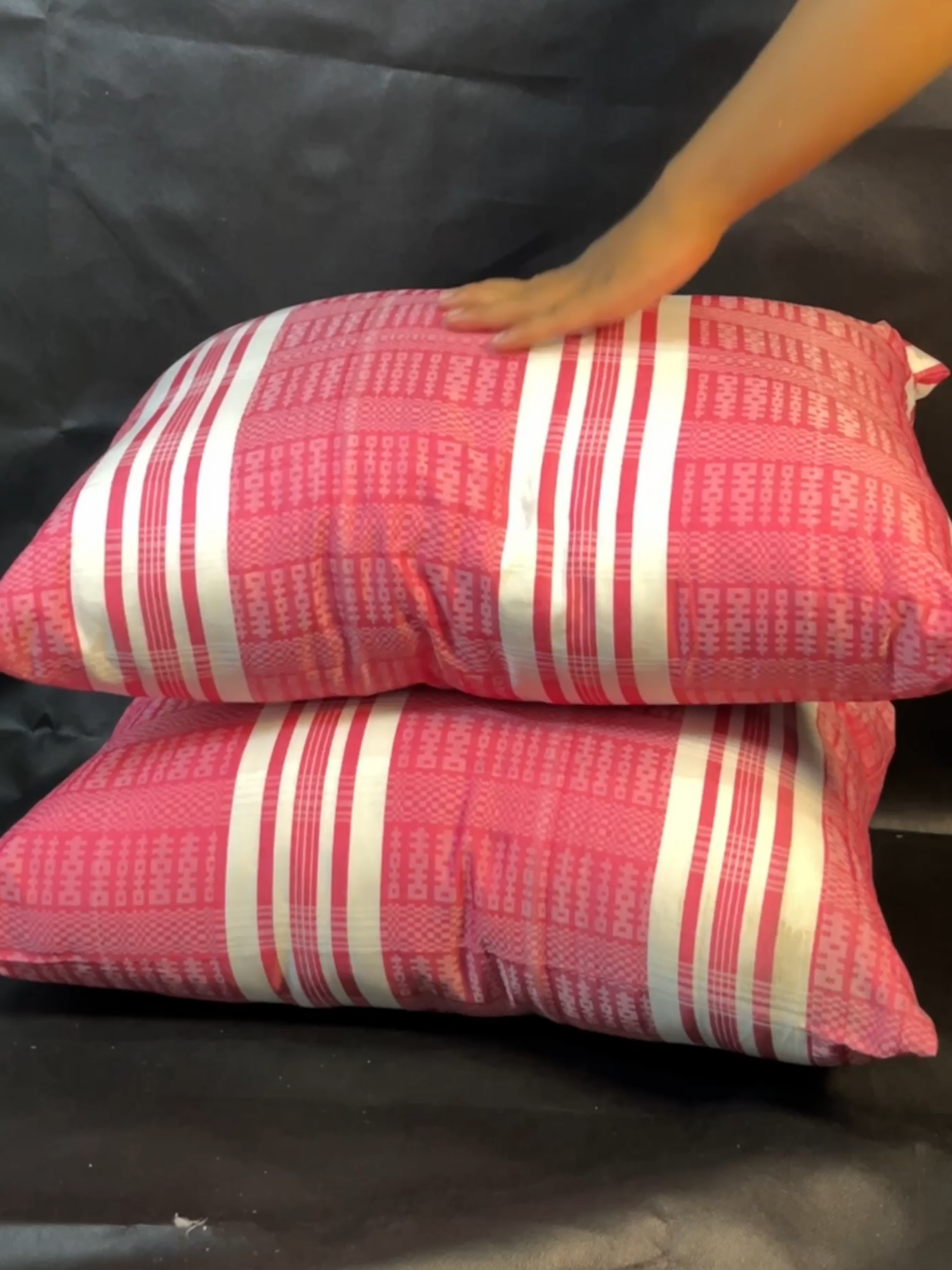 Jangan ngaku suka tidur kalau belum nyobain bantal kapuk ini!🙂 Empuknya bukan main, ademnya sampe ke mimpi😴😴. Dijahit manual, isian kapuk asli, kualitas desa rasa bintang lima! Buruan order sebelum kehabisan🥳🥳🥳 #BantalKapukAsli #BantalViral2025 #TidurNyaman #BantalAntiPanas #RekomendasiTidur #BantalEnakBanget #UMKMNaikKelas #ProdukLokalIndonesia #BisnisAnakDesa #BantalHandmade #KapukAsli #FYPIndonesia #TikTokShopID