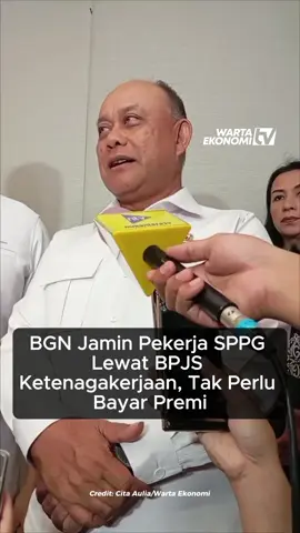 Hari ini Senin  (21/4), Kepala Badan Gizi Nasional, Dadan Hindrayana, bersama BPJS Ketenagakerjaan mendandatangani Nota Kesepahaman terkait perlindungan jaminan sosial ketenagakerjaan bagi pekerja dalam ekosistem Pemenuhan Gizi Nasional atau Makan Bergizi Gratis (MBG). Dadan mengatakan, pekerja SPPG (satuan pelayanan pemenuhan gizi) melibatkan sekitar 50 hingga 60 pekerja, yang seluruhnya perlu dijamin keselamatannya. Dalam kerjasama ini, BGN menargetkan 1,2 juta pekerja SPPG yang akan mendapatkan perlindungan. Saat ini sudah terdapat 1.083 SPPG dengan total pekerja mencapai lebih dari 50 ribu. Dadan menegaskan bahwa, bahwa premi BPJS Ketenagakerjaan tidak dibebankan kepada para pekerja, melainkan ditanggung oleh BGN sebesar Rp16.800 per bulan per pekerja. “Kami tidak memotong gaji mereka, tetapi kami membayar preminya untuk mereka, Sehingga semua yang terlibat di dalam program makan bergizi, secara sosial terlindungi. Tadi Pak Dirut mengatakan “Kerja Keras Bebas Cemas”,” ujar Dadan. Dadan menyampaikan, program MBG terdiri dari beberapa komponen, antara lain bahan baku, operasional, dan insentif. Para tenaga kerja termasuk dalam komponen operasional, yang biayanya bersifat at cost. Dalam struktur ini, BGN mengalokasikan dana untuk membayar premi jaminan sosial ketenagakerjaan. “Jadi beberapa orang yang bekerja disitu kita bisa tambahkan premi untuk BPJS tenaga kerjaan. Yang nilainya sekiranya nggak terlalu besar tapi manfaatnya besar sekali,” tutupnya. #wartaekonomi #dadanhindayana #mbg #makanbergizigratis #badangizinasiomal #bgn #sppg