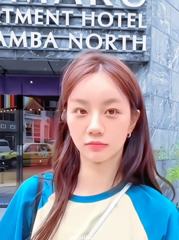i caught the video while on vacation, looking so happy, she acts like a cute little kid haha🫶🏻 #hyeri #leehyeri #hyeriedit #obbsessed #gf #fyp 