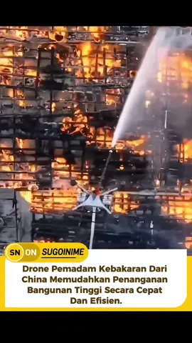 Drone pemadam kebakaran dari China merupakan inovasi canggih yang dirancang untuk menjangkau bangunan tinggi yang sulit diakses oleh petugas darat.  Dilengkapi dengan sistem penyemprot air bertekanan tinggi dan kamera termal, drone ini mampu mendeteksi titik api dengan cepat dan menyemprotkan air atau busa pemadam langsung ke sumber kebakaran.  Teknologi ini sangat efektif untuk situasi darurat di gedung pencakar langit atau area yang padat, karena dapat menghemat waktu respons dan mengurangi risiko bagi petugas pemadam.  Inovasi ini menunjukkan langkah maju dalam pemanfaatan teknologi untuk keselamatan publik di kawasan urban yang terus berkembang. #fyp #pemadamkebakaran #kebakaran #teknologi #canggih 
