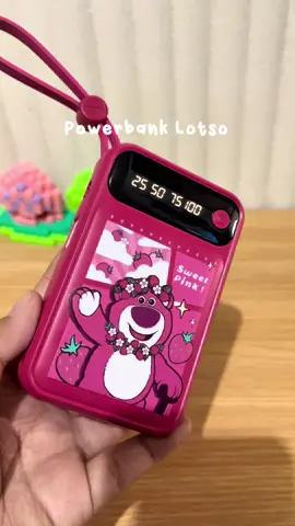 Lagi cari powerbank yang nggak cuma powerful tapi juga estetik? Kenalin, Lotso Edition — si imut stroberi yang nyimpen tenaga 20.000 mAh! Cocok banget buat kamu yang aktif seharian, tapi tetep pengen tampil gemes. Bisa ngecas HP sampai 4-5 kali, jadi kamu bebas worry walau lupa colokan. Fix, ini bukan powerbank biasa — ini moodbooster yang bisa ngecas juga!