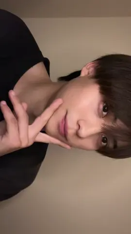 顎ピースは顔が小さく見えるよね🥸