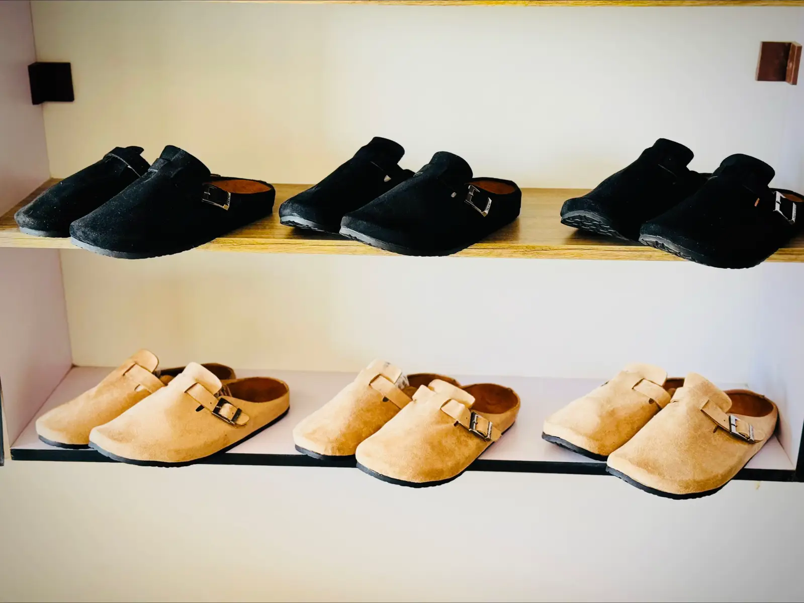 تشكيلة السابوهات الجديدة وصلت في جيفون راحة تلبسها… وأناقة تلفت النظر! لو بتدور على حاجة راقية جداً، مريحة جداً، وتناسب كل اللبسات… السابوهات الجديدة من جيفون هي خيارك المثالي. تصميم أنيق، راقٍ، عملي بكل تفاصيله 	•	بلبس مع الجلابية 	•	بيركب مع قميص وبنطلون 	•	شكله فخم، وستايله مميز 	•	مقفل من قدام، مريح للمشي 	•	متين وبيعيش معاك 	•	متوفر بلونين راقين: بيجي وأسود دوكو 	•	وسعره؟ ظريف جداً! تشكيلات ترضي كل الأذواق، وتعطيك فخامة بدون تكلّف. زورونا في موقعنا: حي المطار – شارع السفارة المصرية – شمال سوداتل للتواصل والاستفسار: ماسنجر أو واتساب ومكالمات: 0110444954 ⸻ جيفون – ذوقك العالي… له محل. #jevon  #بورتسودان  #الشعب_الصيني_ماله_حل😂😂  #اناقه  #احذية  #شياكة  #مشاهير_السودان  #بورتسودان_البحر_الأحمر  #مليون_مشاهدة❤  #السودان 