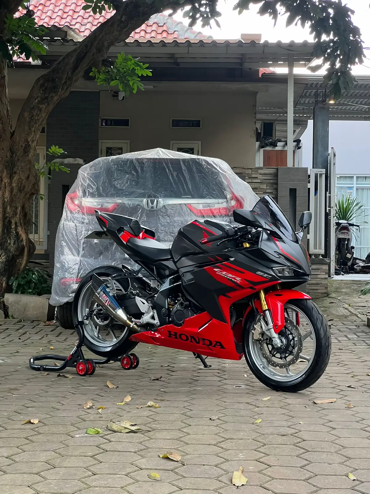 Honda cbr 250rr sp qs  - stnk faktur bpkb - pajak on  - kunci 2 - odo 4100 Part modif - ban pirelli baru - frame slider wr3 - shock rpm - winsield shark - handgrip domino - stabilizer no branz - knalpot yoshimura r11 slip on - huger kabon - stop lamp 3in1 Harga 78 juta include modif Harga 69 juta standard Wa 081290101939
