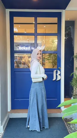 Cakep bgt bikin jenjang, btw aku pakai size s ya gais @lassiealpha ✨ #fyp #OOTD #ootdhijab #outfit #outfitsimple #lassiealphajeans #rokjeans 