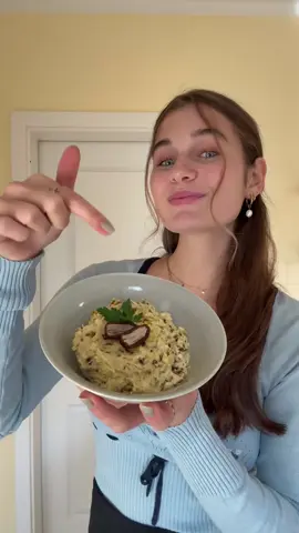 Sultans Freud oder Dattel-Curry-Dip 😮‍💨 But make it vegan! 💚 Rezept kommt hier ⤵️ ———————————————— 𝗦𝘂𝗹𝘁𝗮𝗻’𝘀 𝗙𝗿𝗲𝘂𝗱 / 𝗖𝘂𝗿𝗿𝘆-𝗗𝗮𝘁𝘁𝗲𝗹-𝗗𝗶𝗽: 𝗭𝘂𝘁𝗮𝘁𝗲𝗻: - 225 g veganer Frischkäse  - 150 g Veganer Feta - 2 Handvoll Datteln (etwa 115 g) - 1-2 EL Olivenöl - 2 TL Schwarzkümmel - 1 EL Currypulver - 2 EL pflanzliche neutrale Milch (No Milk oder Soja Natur) - etwas Salz 𝗭𝘂𝗯𝗲𝗿𝗲𝗶𝘁𝘂𝗻𝗴: 1.Die Datteln klein hacken. 2.Feta zerbröseln und mit dem Frischkäse vermengen.  3.Datteln, Kümmel, Curry, Milch, etwas Salz und Öl dazugeben und gut vermengen. (Je nach gewünschter Konsistenz etwas mehr Milch verwenden.) 4.Fertig! ———————————————— Lisa 🫶🏻 #datteldip #sultansfreud #veganerezepte #kindheitsrezepte #veganeraufstrich 