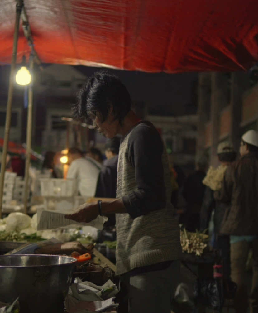 04:00 ketika kita masih selimutan. Meanwhile di pasar… #cinematography #shortfilm #fyp #cinematic