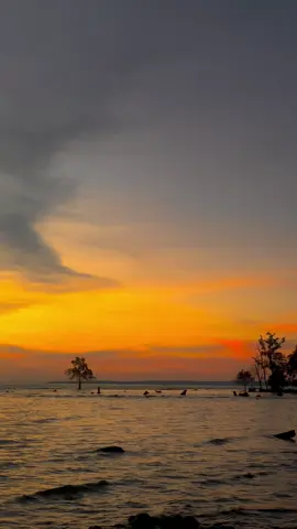 Akhirnya aku sampai dititik, Dimana aku melihatmu tanpa aku mengagumimu… #TikTokImpact #tiktok #foryou #fyp #foryourpage #lagutimur #storytimur #sunset #sunsetvibes 
