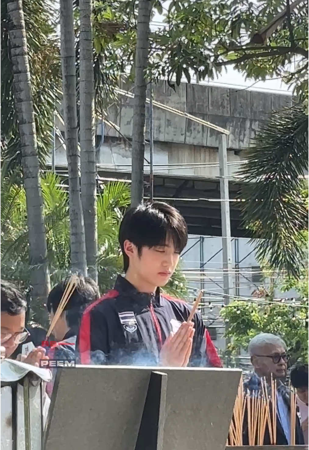ภาพรวมทีมนักกีฬาฮอกกี้น้ำแข็งชาย ทีมชาติไทยวัยนี้ช่วงเช้า ไหว้สักการะพ่อแก่เพื่อเป็นศิริมงคลก่อนจะเดินทางไปร่วมการแข่งขัน รายการ 2025 IIHF ที่ประเทศนิวซีแลนด์ค่ะ🇹🇭🐻‍❄️ #PEEMTANAT #ภีมธนัช  #TeamThailand @Peem 