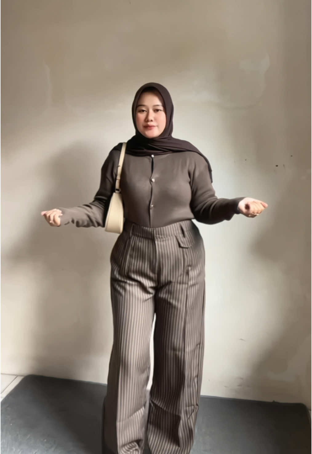 Murce smuaaahh😭💋 #oropants #stripe #loosepants #cardigan #outfitinspiration #outfitideas #outfitinspo 