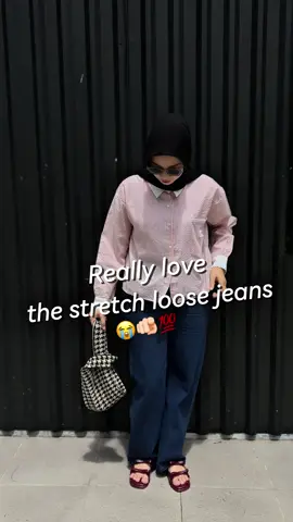 Gatau mw ngmng apa lagi, suka bgt 😭🫶🏻 mau cry aku bisa-bisanya baru nemu jeans iniiii 🥹 #fyp #loosejeans #jeansoutfit #jeans #ootdhijabstyle #OOTD 
