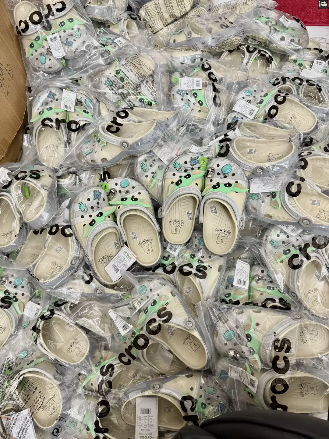 Hàng Hot đã cập bến PT Store rùi nha cả nhà iu ơi🤝🚀🚀🚀🚀🚀🚀#ptstorephukienquatang #ptstore68 #ptstore88 #crocs #crocsstarwars 