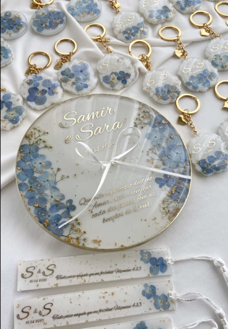 Ela sonhou com cada detalhe… ✨ Escolheu hortênsias azuis, toques de dourado e muito amor para eternizar o grande dia. O resultado? Um porta alianças delicado, marca páginas cheios de significado e chaveiros que levam um pedacinho desse amor a cada convidado. ❤️ Aqui, cada peça é feita para contar a história de uma noiva. Tudo pode ser personalizado com as suas flores, as suas cores e o seu estilo. Porque o amor vive nos detalhes e cada detalhe importa! 🥰 #portaaliancas #lembrancinhasdecasamento  #detalhesqueencantam  #casamentocomamor  #bridetok  #weddingtok  #noivas2025  #bridetobe2025  #pravoce 