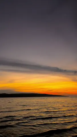 Sudah terjebak dalam sebuah rasa cinta yang akhirnya menjadi luka… #TikTokImpact #foryou #foryoupagee #lagutimur #storypantai #sunsetsorehari #sunsetdipantai 