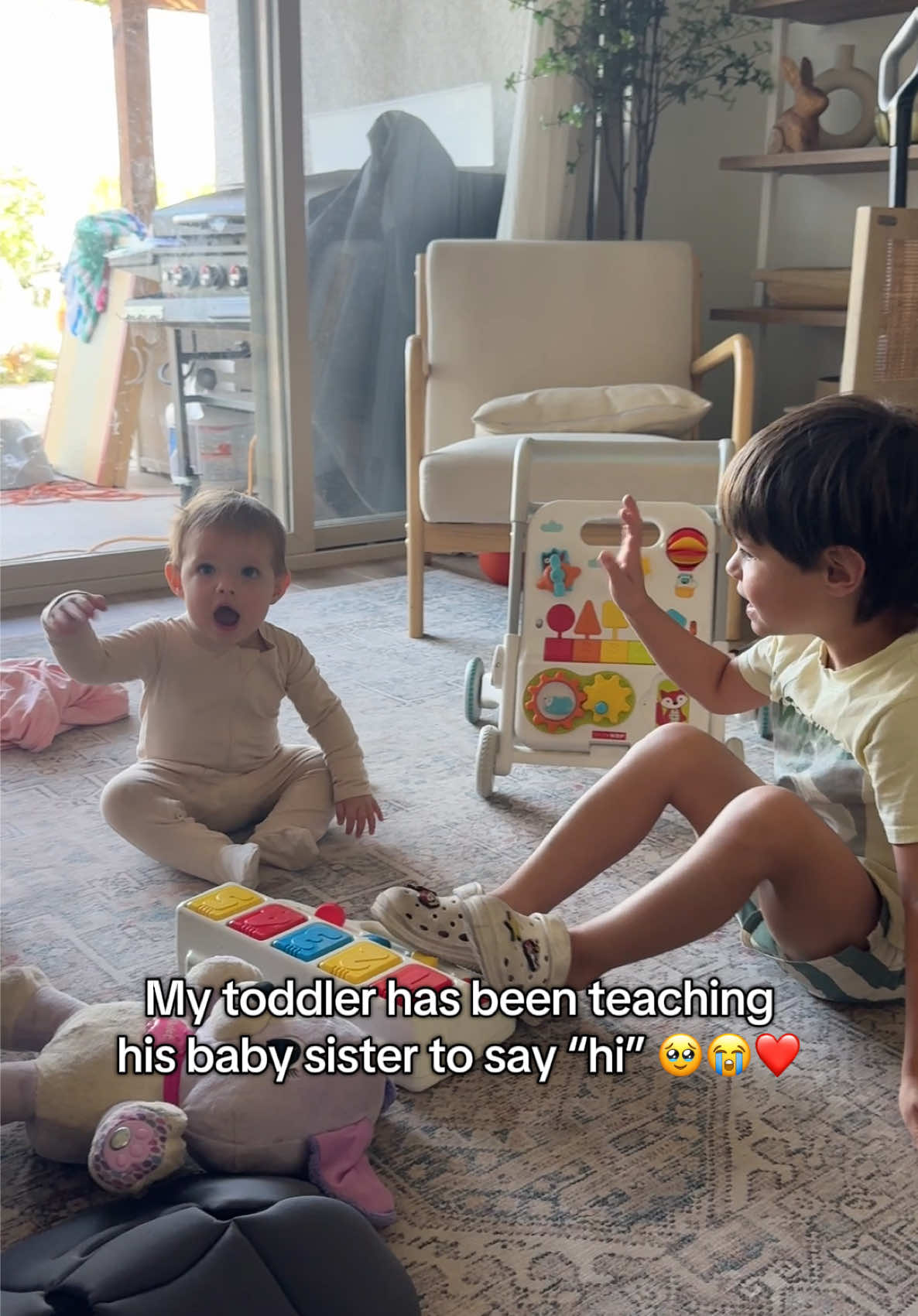 She’s getting so smart. But how cute is the fact he does this everyday 🥰 #babiesoftiktok #babylife #moms #momsofinstagram #parents #parentstiktok #wholesome #Siblings #beatsiblings #foryoupage #fyp #viral #parentlife 