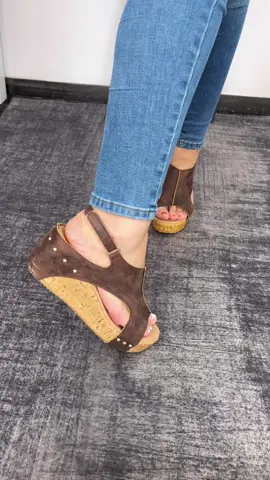 This studded decor wedge sanda is versatile with my summer outfits #viralshoes #trendyshoes #womenshoes #wedge #wedgesandals #sandals #sliponshoes #platformshoes #platformsandals #walkingshoes #tiktokmademebuyit #spotlightfinds 