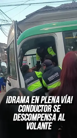 CONDUCTOR DE BUS SUFRE POSIBLE ATAQUE CARDÍACO EN PLENA RUTA EN SANTIAGO Un conductor de transporte público sufrió un aparente ataque al corazón mientras manejaba por el sector de Zarzuela, en Santiago. El hecho causó preocupación entre los pasajeros, pero gracias a la rápida intervención del Serenazgo, el hombre recibió asistencia inmediata y fue trasladado a un centro médico. Su reacción oportuna pudo evitar una tragedia mayor. #Santiago #Emergencia #TransportePúblico #Serenazgo #Zarzuela #Salud #ReacciónOportuna