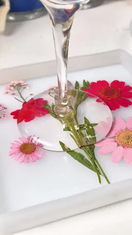 Resin coasters with dried flowers #Resinart #resin #janchun #epoxy #amazing #giftideas #gift #letsresin #foryou #fyp #fypシ #fy #viral #beginner #magic #easy 