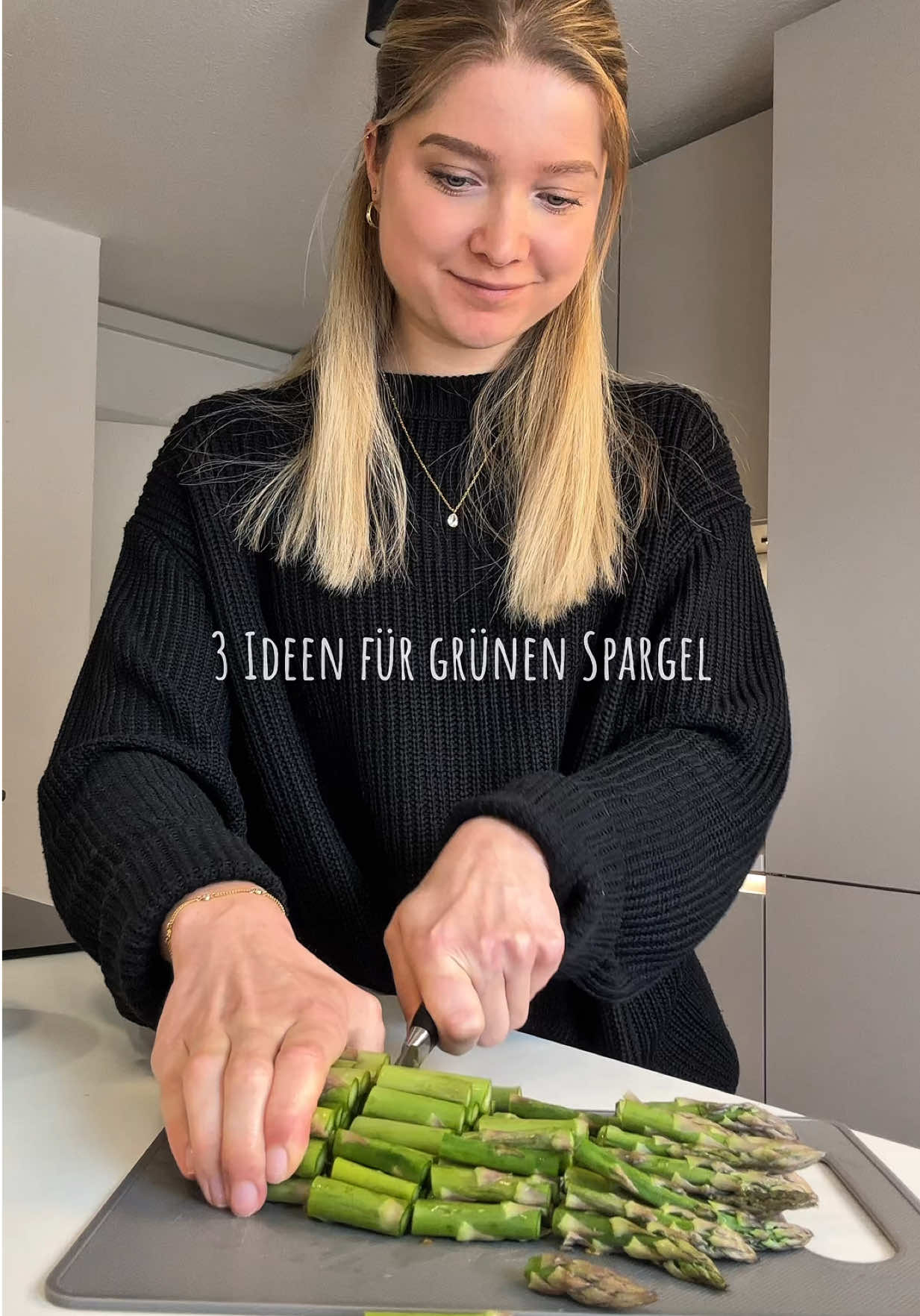 3 grüne Spargel-Rezeptideen 3️⃣🤤🥔🍅 Unbedingt abspeichern! 😍 Was ist dein absolutes Lieblingsrezept mit grünem Spargel? ☺️ In meinem „Lunch & Dinner“ E-Book findet ihr 48 weitere einfache & leckere vegane Hauptgerichte 😍🤞🏼⁣ Spargel-Gnocchi-Pfanne: 400 g (vegane) Gnocchi⁣, 1 Bund grüner Spargel⁣, 2 Handvoll Cocktailtomaten⁣, 200 ml (vegane) Kochcreme, 2 TL (veganes) grünes Pesto⁣, etwas Olivenöl, Salz und Pfeffer  Spargel-Pasta:  500 g grünen Spargel⁣, 250 g Pasta nach Wahl⁣, 1 Zwiebel⁣, 1-2 Knoblauchzehen⁣, 1 EL Tomatenmark⁣, 200 ml (vegane) Kochsahne, 150 g Cocktailtomaten⁣, 1 EL Olivenöl⁣, Salz⁣ und Pfeffer, 1 EL Hefeflocken⁣, frische Petersilie⁣, Chiliflocken nach Geschmack⁣ ⁣ Spargel-Kartoffel-Salat:  400 g Kartoffeln⁣, 500 g grüner Spargel⁣ (beides gebacken) 200 g Cherrytomaten⁣, 200 g Kicherbsen⁣, 1 rote Zwiebel⁣, 1/2 Bund frische Petersilie⁣, Dressing: 1/2 Zitronensaft, 2 EL Sojajoghurt ungesüßt, 2 EL Hummus, 1 TL Sojasoße/Coconut Aminos, 1/2-1 TL Salz, etwas Pfeffer, 1/2 TL Kreuzkümmel, etwas Wasser zum verdünnen⁣ Habt ihr Lust auf ein paar Ideen für weißen Spargel? 😍 #vegandeutschand #einfacherezepte #spargel #schnellerezepte #spargelzeit 