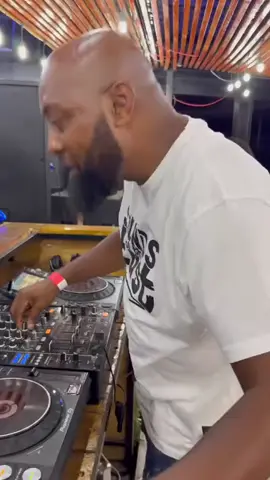 You got to put your phone aside when @Ntshebe2HourDrive play a set