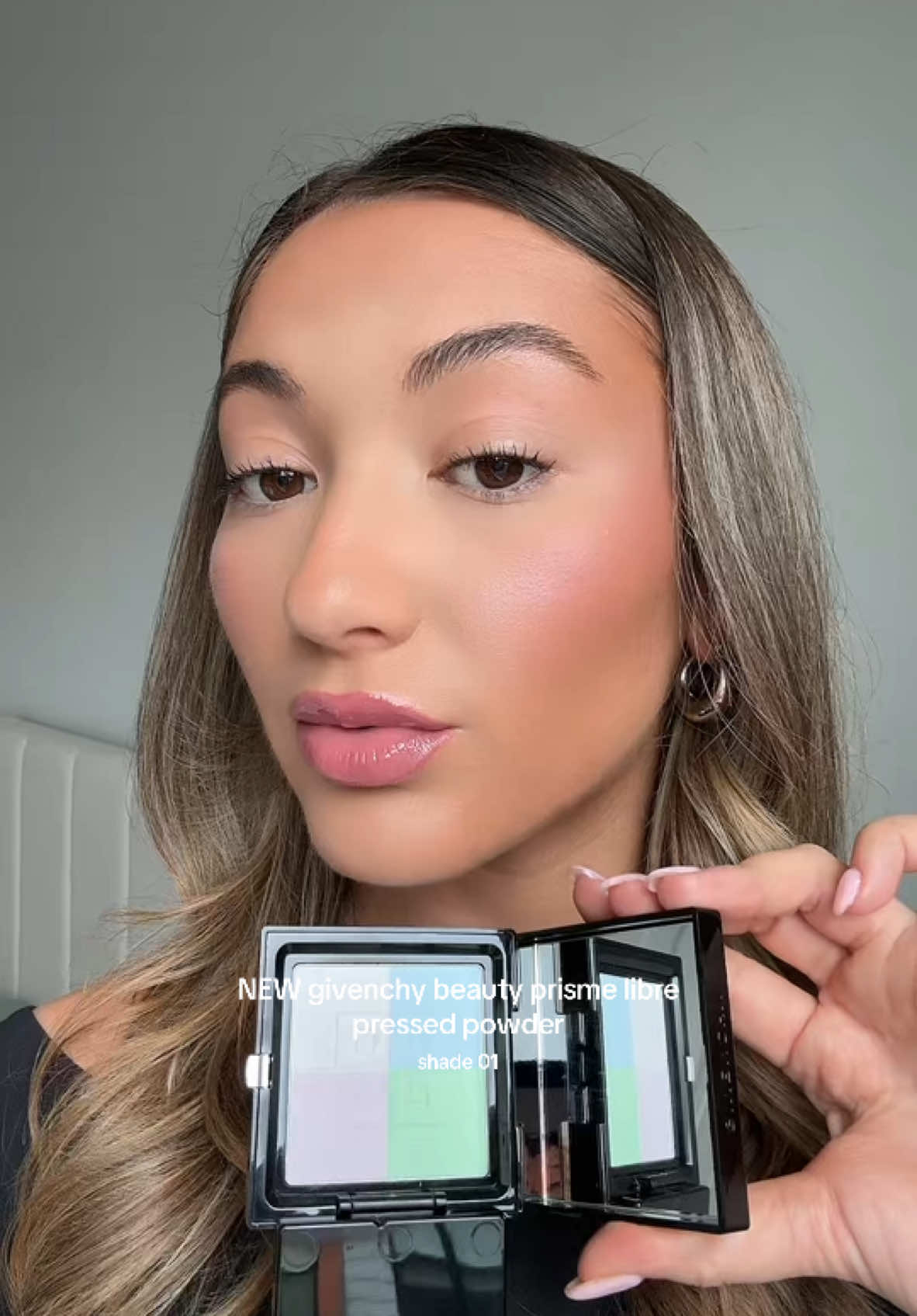 blurred & brightened with the new @Givenchy Beauty prisme libre pressed powder in shade 01 mousseline pastel 🩵    #givenchybeauty #givenchybeautypartner #givenchyprismelibre #pressedpowder #settingpowder #makeup #newmakeup @sephora 