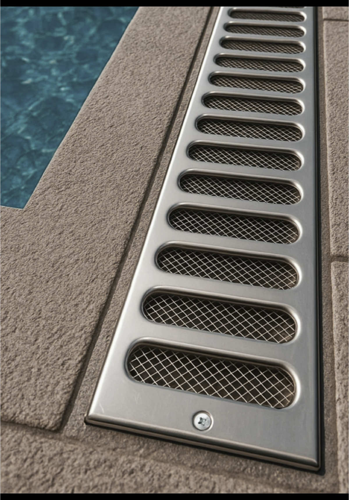 Grelha 15×100 cm em Aço Inox Polido – Com Parafuso Embutido Apresentamos nossa grelha de 15 × 100 cm  polido, projetada para oferecer alta resistência à corrosão e acabamento premium. Com design slim e discreto, é ideal para instalação em: 	•	Bordas de piscina 	•	Decks externos 	•	Áreas molhadas em geral O parafuso embutido garante fixação segura sem interferir no visual, mantendo a grelha sempre alinhada e bem ajustada. Seu formato retangular de 15 × 100 cm proporciona excelente vazão, drena grandes volumes de água rapidamente e evita acúmulo na superfície. Vantagens 	•	Acabamento polido de alta durabilidade 	•	Aço inox 304 resistente a cloro e intempéries 	•	Parafuso invisível para instalação firme e sem ruídos 	•	Design slim que valoriza o entorno, sem chamar atenção Perfeita para projetos de alto padrão, onde cada detalhe conta.