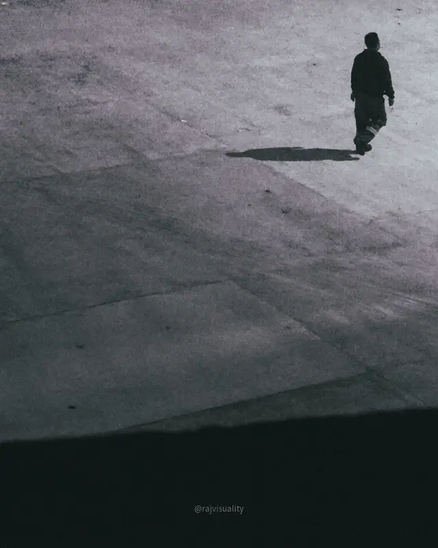 Foto ini menggambarkan kesendirian dan pencarian arah dalam hidup. Seorang sosok pria berjalan sendirian di ruang terbuka yang luas dan kosong. Tidak ada gangguan visual—hanya dia, bayangannya, dan keheningan. Hal ini bisa dimaknai sebagai: Refleksi diri: Momen seseorang menjauh sejenak dari keramaian untuk mencari kedamaian atau jawaban. Kehidupan yang terus berjalan: Walau sendiri, langkah tetap diambil. Ini mencerminkan kekuatan pribadi dan perjalanan hidup. Kesunyian yang indah: Terkadang, keheningan adalah tempat terbaik untuk mendengarkan hati kita sendiri. #rajvisuality #minimalism #photography #lightroom #fotografi #hitamputih #hitamputihfoto #b&w #minimalisfotografi #fotosimple #sonyphotography #sony #sonyalpha #sonyindonesia #zve10 #lightroomedits