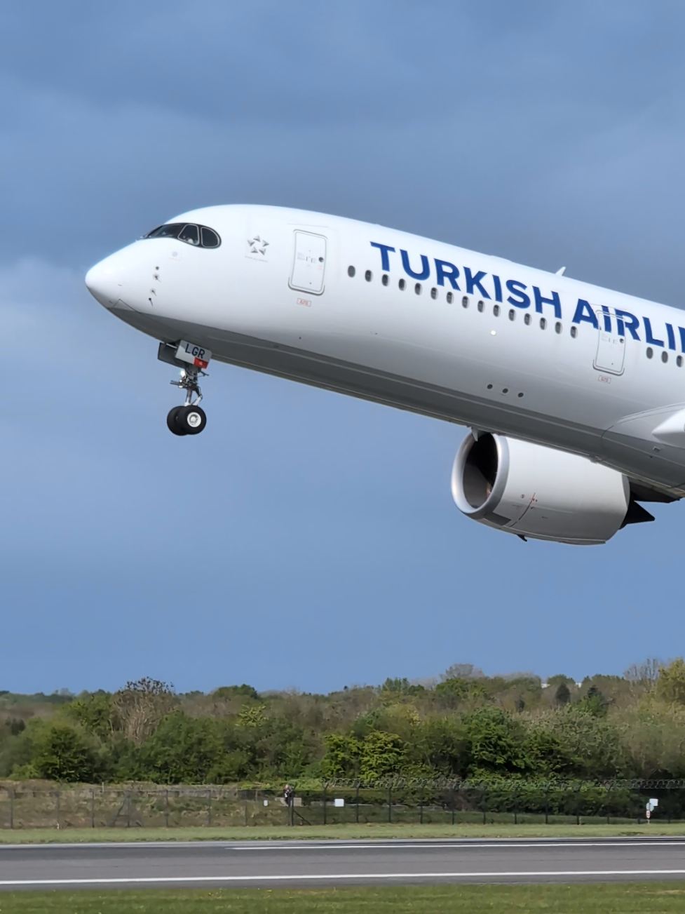 Turkish Airlines Airbus A350-900 Take off from Runway 23L on route to Istanbul 🇹🇷 #turkey🇹🇷 #manchesterairport #airbus #planespotting #fyp #aviation #a350 