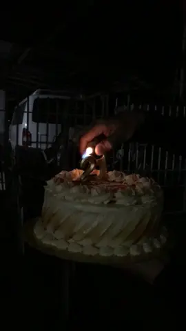 Surprising my bestfriend at exactly 12mn on his 21st birthday. #fyppppppppppppppppppppppp 