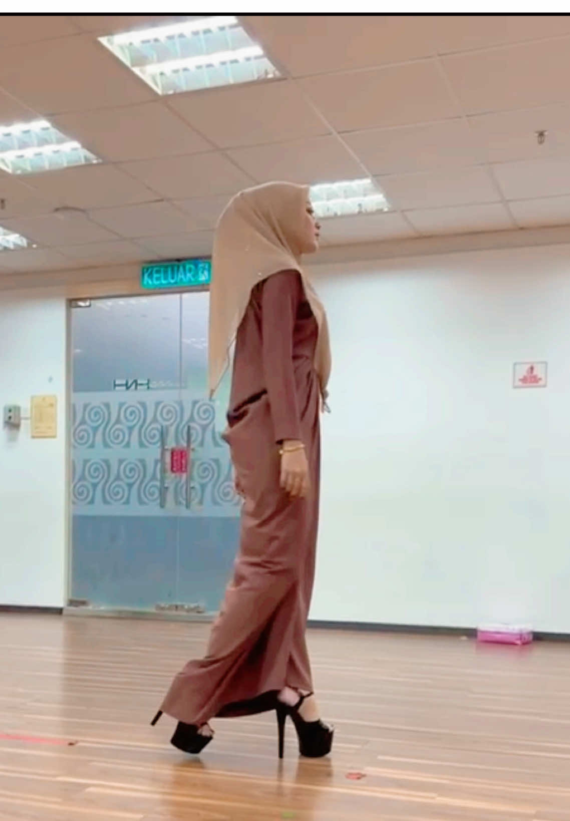 Catwalk runway 🐈🤎 Sape nak join class modelling area kuala terengganu boleh rojer okay!  Iam Teacher for Class modelling by model agency @vogue icon moslema 👠 #fyp #foryoupage #explore #modelling #catwalk #Runway #modelagencyterengganu #vogueiconmoslema #modellingterengganu #modellife #modelmuslimahterengganu #heels #highheels #CatwalkChallenge #ModelMuslimah #FYPMalaysia #FashionistaTerengganu