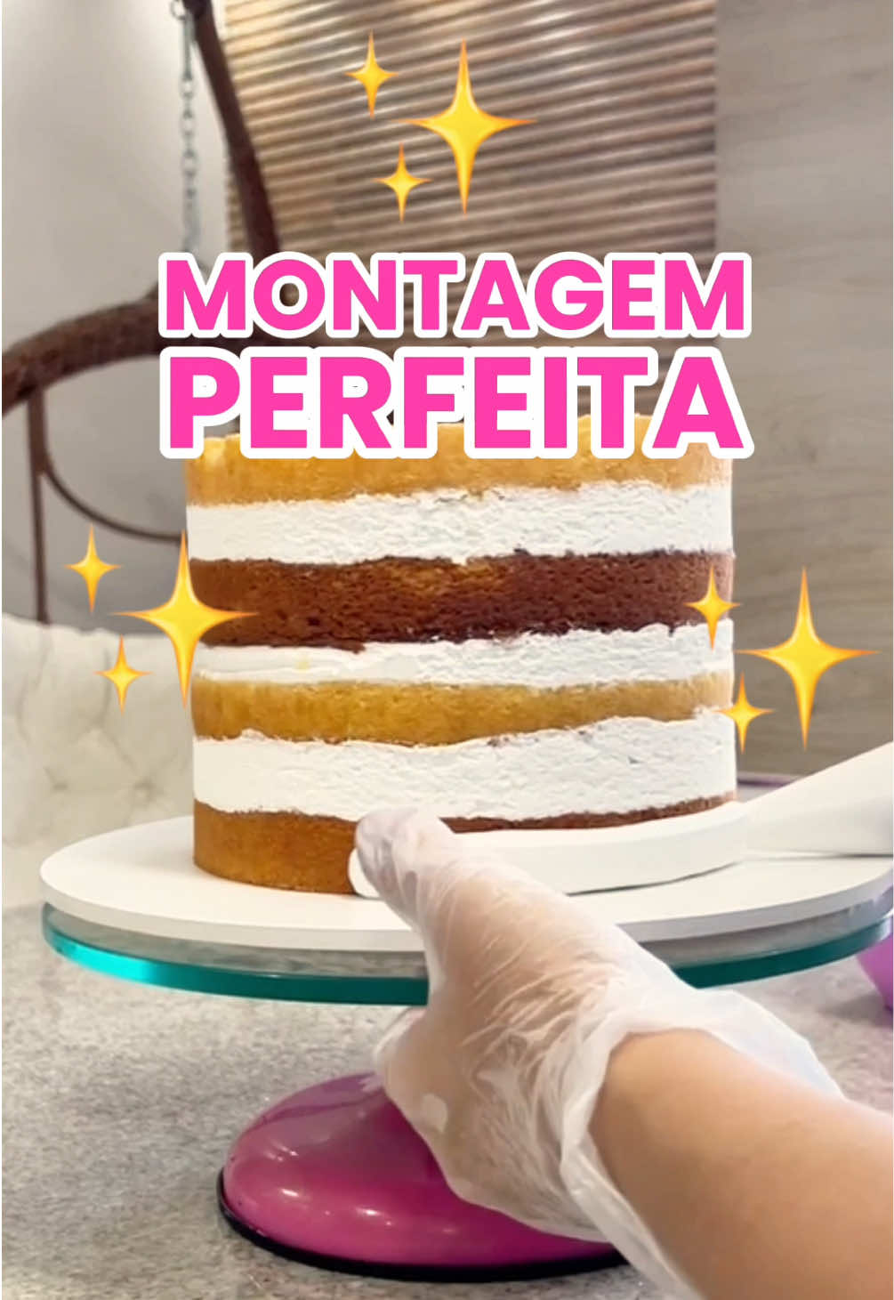 Quer fazer a montagem perfeita de um bolo decorado?  Se você ainda monta seus bolos sem padrão, na correria, e vive com medo deles desmontarem…  -  Se sente insegura toda vez que vai entregar… - Já teve recheio vazando ou bolo escorregando no transporte…  É porque ninguém te ensinou do jeito certo! Mas eu vou te mostrar, passo a passo, como fazer uma montagem segura, firme e profissional! 💬 Comenta “BORA” pra garantir sua inscrição no meu Mini Curso Gratuito de Bolos Decorados! 📅 Dias 05, 06 e 07 de maio, ao vivo no meu canal do YouTube! Vou te ensinar tudo isso na prática.