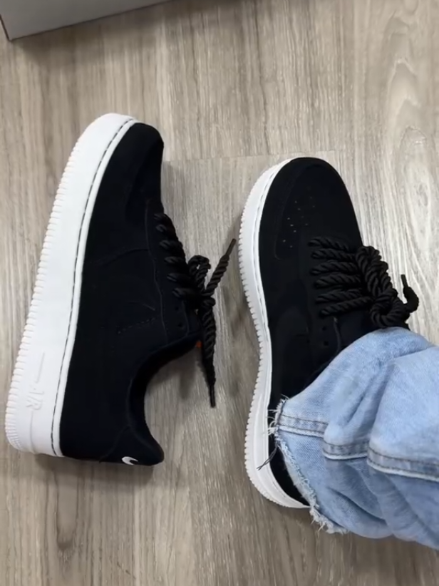 Esse Air Force 1 chegou pesado: contraste preto e branco, cadarço tipo corda e um visual cheio de atitude. Estilo que fala, né?” #airforce1  #nikestyle  #sneakerhead  #lookdodia #StreetStyle  #TenisBrabo  #customkicks  #outfitinspo  #sneakerculture #loja  #estilourbano 