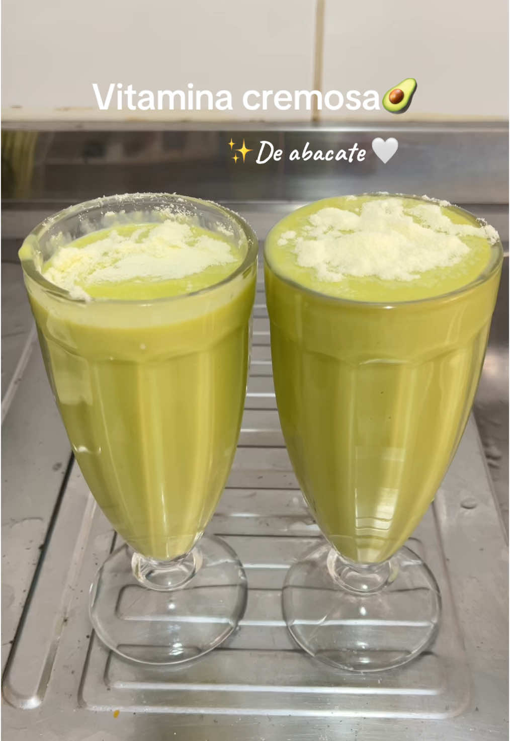 Vitamina cremosa de abacate amooo🥑🤍 #vitamina #vitaminacremosa#batidadeabacate #abacate #receita #bebidas #receitafacil #fyp #viralvideos #fouryou  @Larissa leão 🦁  @Larissa leão 🦁 