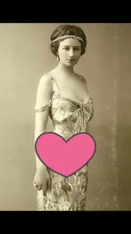 🔸Portrait of Geneviève Vix (née Brouwer; December 31, 1879 – August 25, 1939) who was a French soprano and later as an actress. She was a descendant of the Dutch painter Adriaen Brouwer. Picture taken ca. 1917. #victorianchaps #portrait #genevierevix #goodoldays #oldphoto #fashion #beauty #soprano #actress #pastlives #retrô #1910s #archive #edwardian #vintage 