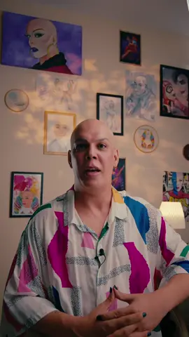 Reforma Íntima, Ep 15 Esporte- parte 1 Não sei se vocês sabem , mas sou uma Drag Queen atleta. Futebol: fui goleiro no de salão e no de campo. Basquete e Handebol: era armador Vôlei: era levantador. Fiquei baixo, se existisse libero na minha época eu teria seguido carreira… e a drag nunca existiria😊 O Atletismo foi minha paixão, competindo em provas como 100 e 200 m rasos e com barreira, 4x100.  Nessa época ganhei um apelido: Peninha, pois minha especialidade se tornou salto em distância e salto triplo. E ao contrário de muitas histórias Lgbtqiapn +, no esporte eu encontrava razão para continuar indo à escola e enfrentar bullying etc.  Competir era quando me sentia incluso e amado. O esporte me deu o verbo esperançar de presente! Me deu disciplina para a vida, em todas as áreas. E tem me dado presentes inimagináveis! Joguei futebol no fim de ano do @globoesportesp , há 3 anos tenho a honra de jogar o Jogos das Estrelas de vôlei do @serginhoescadinha que hoje chamo de meu amigo! Conheci lendas do vôlei de todas as eras. Hoje trabalho com a @ammaspeakers @team_amma … a primeira Drag do planeta a cobrir uma Olimpíada pelo @terrabrasil @terra_nos … E a primeira Drag do planeta patrocinada e speaker da @nike sobre lgbtfobia nos esportes. Um sonho que só o esporte pode nos dar!🥹 #dragqueen #esporte #nike #reflexão 