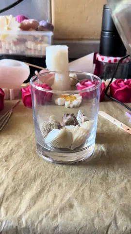 Další hokus pokus, kterým jsem se inspirovala..🕯️ Zítra bude výsledek😊 #candle #camdles #svicka #svicky #vodnisvicka #mušle #shell #water #watercandle #candletok #handmadegifts #f #fyp #SmallBusiness #viralvideos #processvideo #process #vyroba 