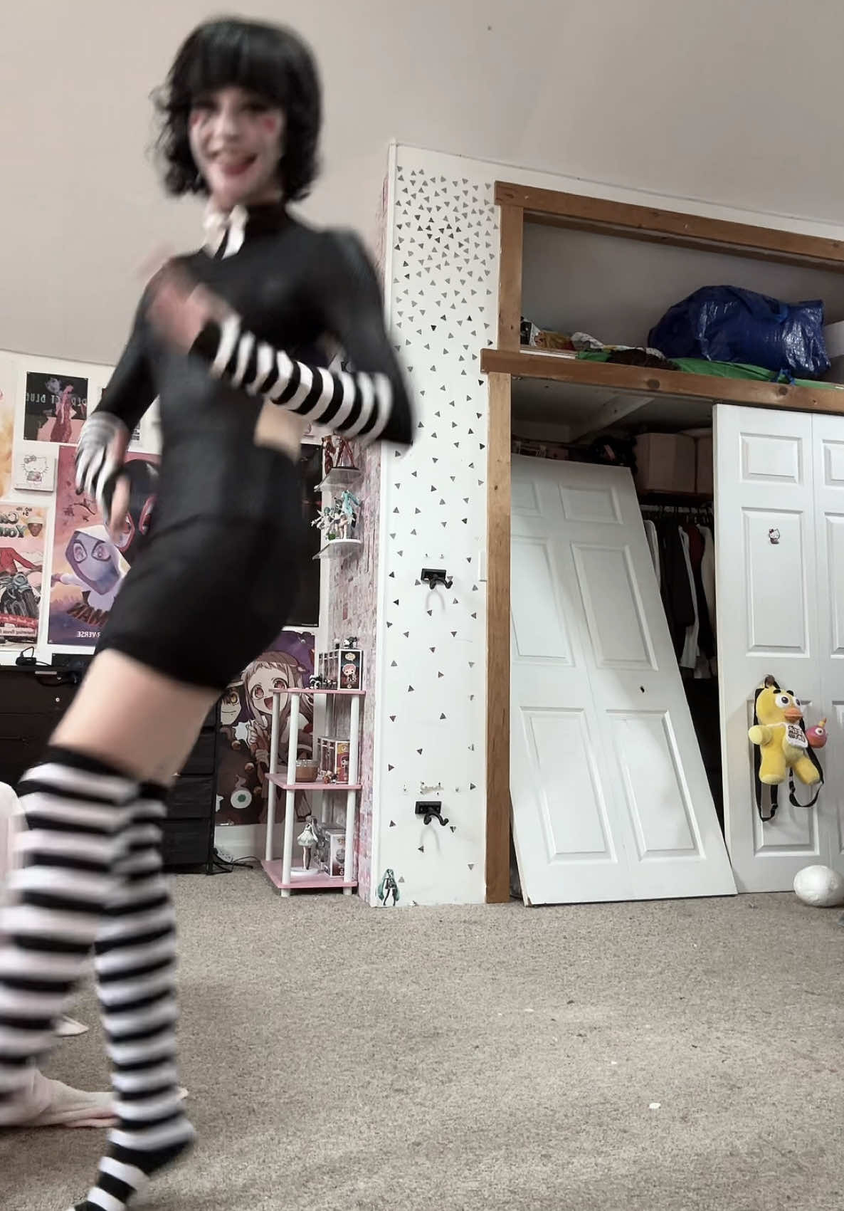 before people come for me the stuff on my carpet is paint☹️ #puppetfnaf #fnaf #fivenightsatfreddys #dance #viralvideo 