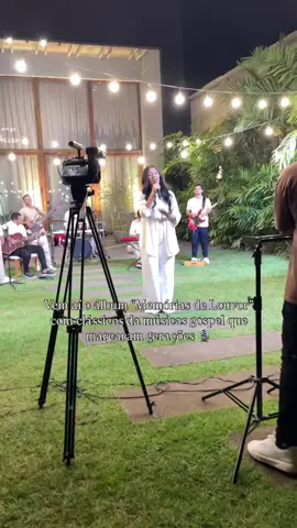 Quem mais está ansioso pra ouvir esse álbum ?? Muito em breve vcs poderão ouvir lindas versões de grandes clássicos da música gospel 😍👏🏽😭  Me diga aqui nos comentários, qual música antiga vc mais ama e será que vai entrar nesse álbum ??😍