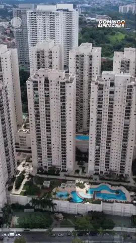 Inquilinos e proprietários de apartamentos em São Paulo denunciam um falso corretor. Leandro Donato é acusado de desviar o dinheiro dos aluguéis que eram depositados na conta dele, o que levou locatários a serem despejados. No total, cinco boletins de ocorrência foram registrados contra Leandro, que não possui registro profissional no Conselho Regional de Corretores de Imóveis.  Assista à reportagem completa em R7.com.br/DomingoEspetacular #RECORD #ReportagensDE #DomingoEspetacular
